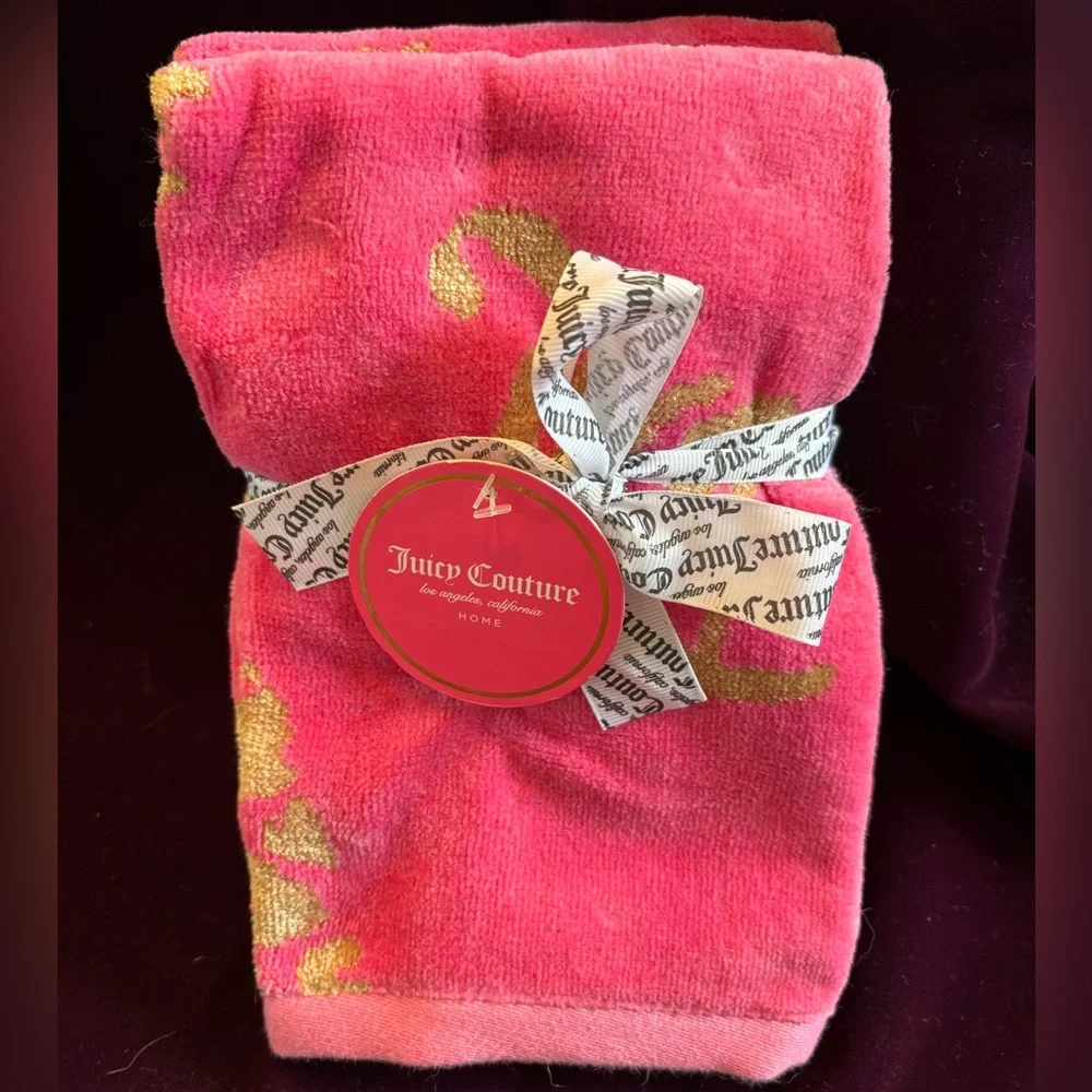 JUICY COUTURE Hot Pink & Gold Hand Towel Set. Iconic Gold Leopard Hearts Design